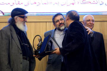 اعطای تندیس دانشگاه تهران به نمادهای مقاومت