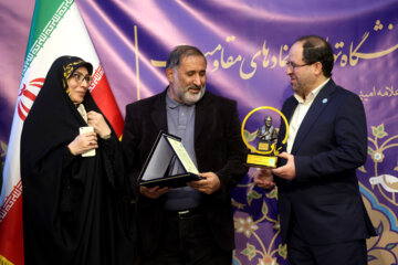 اعطای تندیس دانشگاه تهران به نمادهای مقاومت