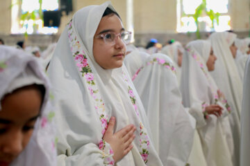 La Ceremonia de la Adoración de niñas en Yazd