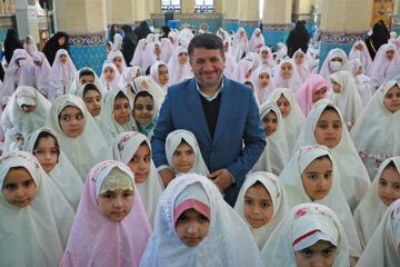 La Ceremonia de la Adoración de niñas en Yazd