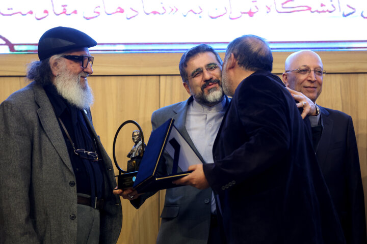 اعطاء تندیس دانشگاه تهران به نمادهای مقاومت
