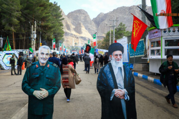 Des gens visitent le cimetière des martyrs de Kemran après les attentats terroristes