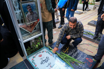 Des gens visitent le cimetière des martyrs de Kemran après les attentats terroristes