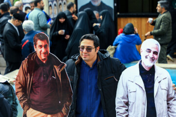 حضور زائران در گلزار شهدای کرمان