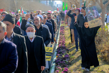 Iraníes marchan para condenar ataques terroristas en Kerman