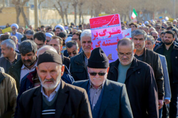 Iraníes marchan para condenar ataques terroristas en Kerman