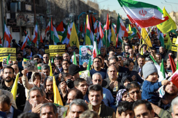 Iraníes marchan para condenar ataques terroristas en Kerman