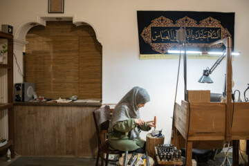 بهار با استفاده از قالب خوشه و قطعات را فرم دهی می کند.
