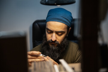 شهریار در حال انجام کار با فرز انگشتی، برای سوراخ کاری قطعات است.