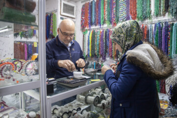 بهار از مغازه دار در بازار بزرگ تهران مقداری نقره برای یکی از سفارش ها خریداری می کند.