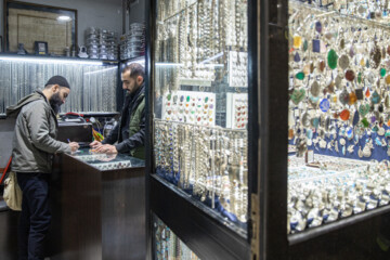 شهریار برای ثبت سفارش جدید و تحویل سفارش های آماده شده به مغازه همکار خود مراجعه کرده است.