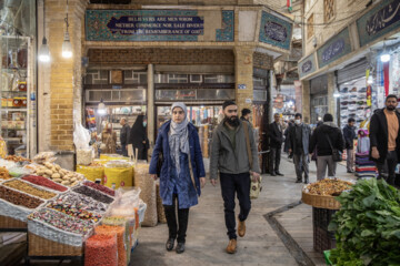 بهار و شهریار در حال گشت و گذار در محله تجریش تهران هستند.