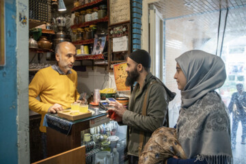بهار و شهریار پس از اتمام کارها در بازار برای رفع خستگی به چایخانه معروف در بازار سر می زنند.