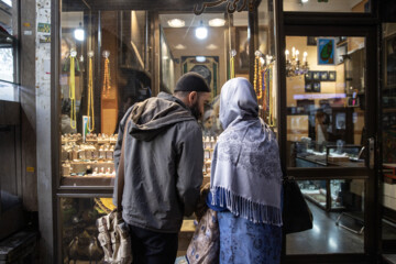 بهار و شهریار گهگاهی با یکدیگر برای گشت و گذار و همچنین ارزیابی بازار کار و اطلاع از قیمت ها و نگین های موجود به بازار می روند.