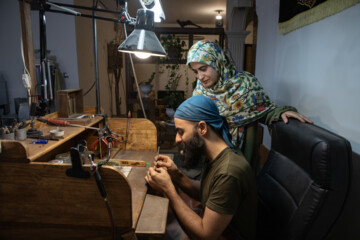 بهار برای سوار کردن نگین یا به اصطلاح مخراج کاری انگشتر به شهریار کمک می کند.