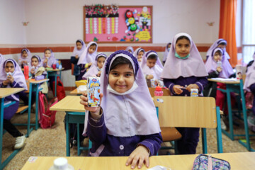 توزیع شیر در مدارس قزوین