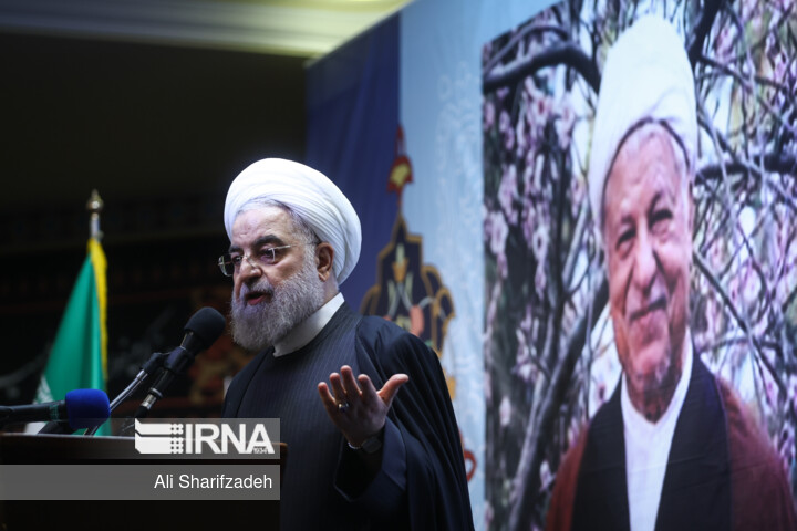 «عارف و خرازی» منتظر سخنرانی روحانی نماندند/ ظریف با پسران هاشمی دست نداد