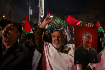 Un groupe des habitants de Téhéran s'est rassemblé vendredi soir (12 janvier 2024) devant l'ambassade britannique à Téhéran pour protester contre l'agression militaire des États-Unis et de 9 autres pays contre les positions d'Ansarallah du Yémen qui soutient le peuple opprimé de la bande de Gaza et de sa résistance face à la machine de tuerie et génocidaire d’Israël. (Photo : Payam Thani)