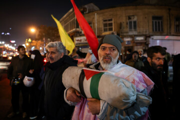 Un groupe des habitants de Téhéran s'est rassemblé vendredi soir (12 janvier 2024) devant l'ambassade britannique à Téhéran pour protester contre l'agression militaire des États-Unis et de 9 autres pays contre les positions d'Ansarallah du Yémen qui soutient le peuple opprimé de la bande de Gaza et de sa résistance face à la machine de tuerie et génocidaire d’Israël. (Photo : Payam Thani)