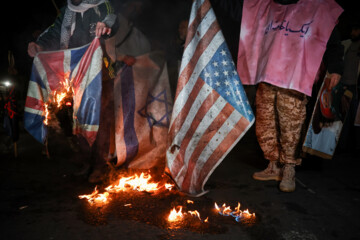 Un groupe des habitants de Téhéran s'est rassemblé vendredi soir (12 janvier 2024) devant l'ambassade britannique à Téhéran pour protester contre l'agression militaire des États-Unis et de 9 autres pays contre les positions d'Ansarallah du Yémen qui soutient le peuple opprimé de la bande de Gaza et de sa résistance face à la machine de tuerie et génocidaire d’Israël. (Photo : Payam Thani)