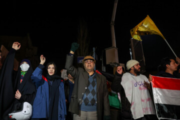 Protestas frente a la embajada británica en Teherán
