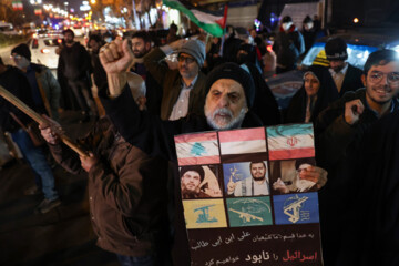 Un groupe des habitants de Téhéran s'est rassemblé vendredi soir (12 janvier 2024) devant l'ambassade britannique à Téhéran pour protester contre l'agression militaire des États-Unis et de 9 autres pays contre les positions d'Ansarallah du Yémen qui soutient le peuple opprimé de la bande de Gaza et de sa résistance face à la machine de tuerie et génocidaire d’Israël. (Photo : Payam Thani)