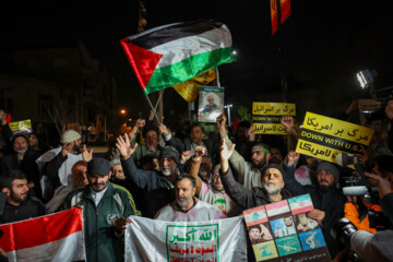 Un groupe des habitants de Téhéran s'est rassemblé vendredi soir (12 janvier 2024) devant l'ambassade britannique à Téhéran pour protester contre l'agression militaire des États-Unis et de 9 autres pays contre les positions d'Ansarallah du Yémen qui soutient le peuple opprimé de la bande de Gaza et de sa résistance face à la machine de tuerie et génocidaire d’Israël. (Photo : Payam Thani)