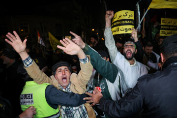 Un groupe des habitants de Téhéran s'est rassemblé vendredi soir (12 janvier 2024) devant l'ambassade britannique à Téhéran pour protester contre l'agression militaire des États-Unis et de 9 autres pays contre les positions d'Ansarallah du Yémen qui soutient le peuple opprimé de la bande de Gaza et de sa résistance face à la machine de tuerie et génocidaire d’Israël. (Photo : Payam Thani)