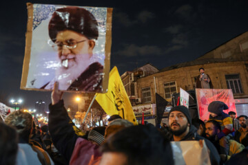 Un groupe des habitants de Téhéran s'est rassemblé vendredi soir (12 janvier 2024) devant l'ambassade britannique à Téhéran pour protester contre l'agression militaire des États-Unis et de 9 autres pays contre les positions d'Ansarallah du Yémen qui soutient le peuple opprimé de la bande de Gaza et de sa résistance face à la machine de tuerie et génocidaire d’Israël. (Photo : Payam Thani)