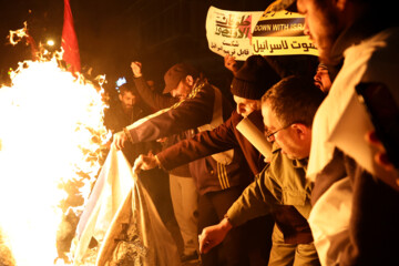 Un groupe des habitants de Téhéran s'est rassemblé vendredi soir (12 janvier 2024) devant l'ambassade britannique à Téhéran pour protester contre l'agression militaire des États-Unis et de 9 autres pays contre les positions d'Ansarallah du Yémen qui soutient le peuple opprimé de la bande de Gaza et de sa résistance face à la machine de tuerie et génocidaire d’Israël. (Photo : Payam Thani)