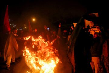 Un groupe des habitants de Téhéran s'est rassemblé vendredi soir (12 janvier 2024) devant l'ambassade britannique à Téhéran pour protester contre l'agression militaire des États-Unis et de 9 autres pays contre les positions d'Ansarallah du Yémen qui soutient le peuple opprimé de la bande de Gaza et de sa résistance face à la machine de tuerie et génocidaire d’Israël. (Photo : Payam Thani)