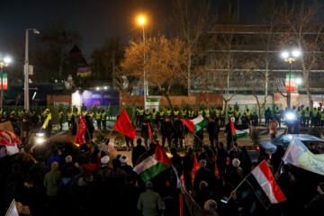 Protestas frente a la embajada británica en Teherán
