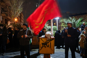 Un groupe des habitants de Téhéran s'est rassemblé vendredi soir (12 janvier 2024) devant l'ambassade britannique à Téhéran pour protester contre l'agression militaire des États-Unis et de 9 autres pays contre les positions d'Ansarallah du Yémen qui soutient le peuple opprimé de la bande de Gaza et de sa résistance face à la machine de tuerie et génocidaire d’Israël. (Photo : Payam Thani)