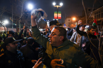 Un groupe des habitants de Téhéran s'est rassemblé vendredi soir (12 janvier 2024) devant l'ambassade britannique à Téhéran pour protester contre l'agression militaire des États-Unis et de 9 autres pays contre les positions d'Ansarallah du Yémen qui soutient le peuple opprimé de la bande de Gaza et de sa résistance face à la machine de tuerie et génocidaire d’Israël. (Photo : Payam Thani)