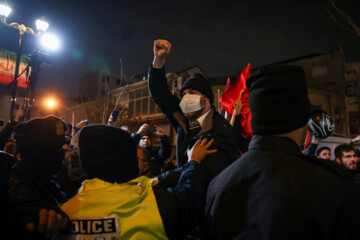 Un groupe des habitants de Téhéran s'est rassemblé vendredi soir (12 janvier 2024) devant l'ambassade britannique à Téhéran pour protester contre l'agression militaire des États-Unis et de 9 autres pays contre les positions d'Ansarallah du Yémen qui soutient le peuple opprimé de la bande de Gaza et de sa résistance face à la machine de tuerie et génocidaire d’Israël. (Photo : Payam Thani)