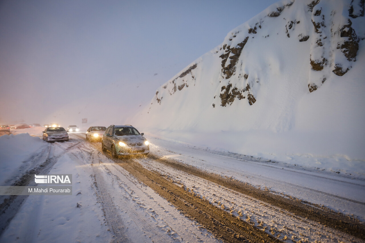 تردد وسایل نقلیه  از کرج تا تونل کندوان میسر است / بارش برف در جاده چالوس