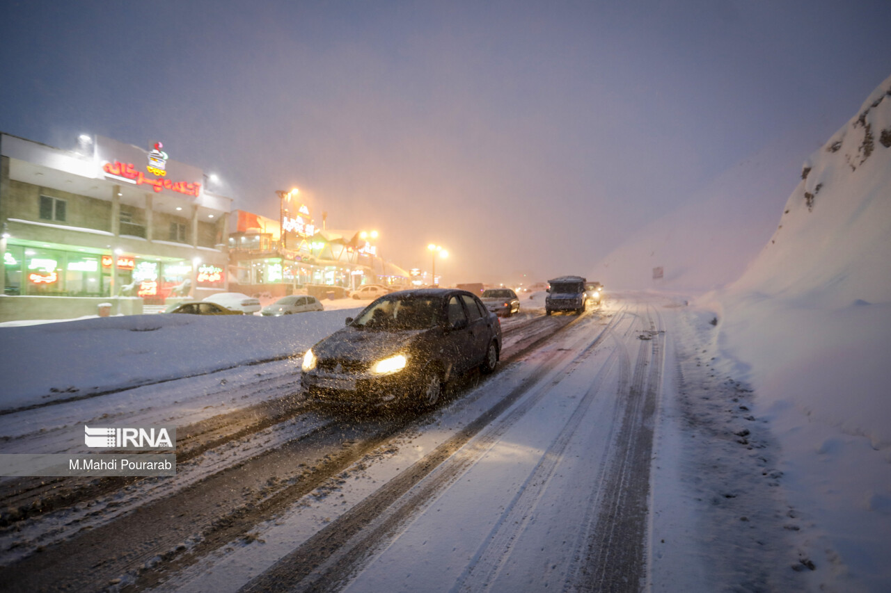 بارش برف و باران و لغزندگی جاده های البرز /ترافیک سنگین است