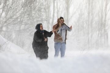 تلاش برای بازگشایی جاده های اردبیل در پی بارش برف