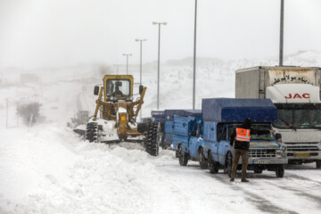 تلاش برای بازگشایی جاده های اردبیل در پی بارش برف
