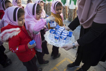 ۱۱۰ میلیون پاکت شیر تا امروز میان دانش‌آموزان توزیع شده است