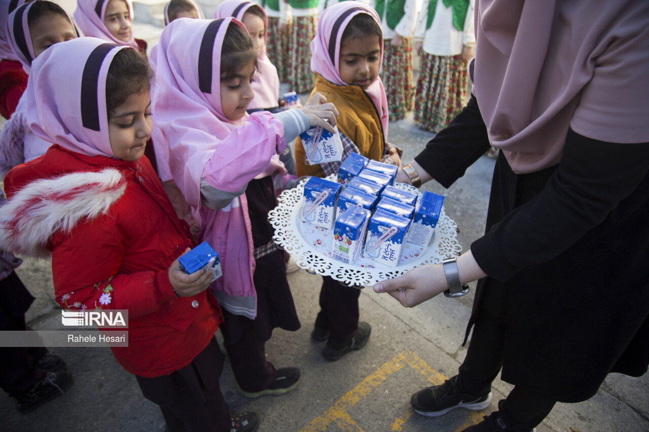 ۱۱۰ میلیون پاکت شیر تا امروز میان دانش‌آموزان توزیع شده است