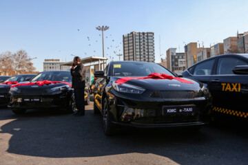 Presentación de taxis eléctricos en Teherán