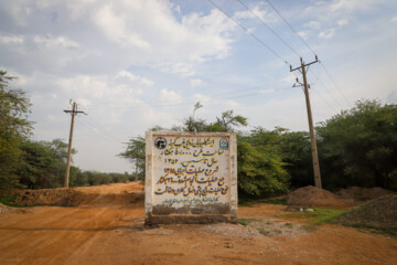 شروع داستان مالش پاشی در خوزستان به دهه ۴۰ بر میگردد و تا کنون ۶۳ هزار هکتار از شنزارهای خوزستان تبدیل به جنگلهای دست کاشت شدهاند. از نتایج مالچ پاشی می توان به بخش اعظم جنگ های خسرج، گمبوعه، الباجی و ام الدبس اشاره که موفقیت آمیز بودند و تپه های شنی و ماسه ایی روان بعد از مالچ پاشی تثبیت و سپس نهال کاری شده اند.