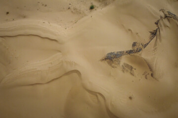 برخی کارشناسان محیط زیست حرکت تپه های شنی را نهایتا ۱ تا ۲ متر در سال می دانند و به همین علت معتقد هستند نیاز به مالچ پاشی ندارند.