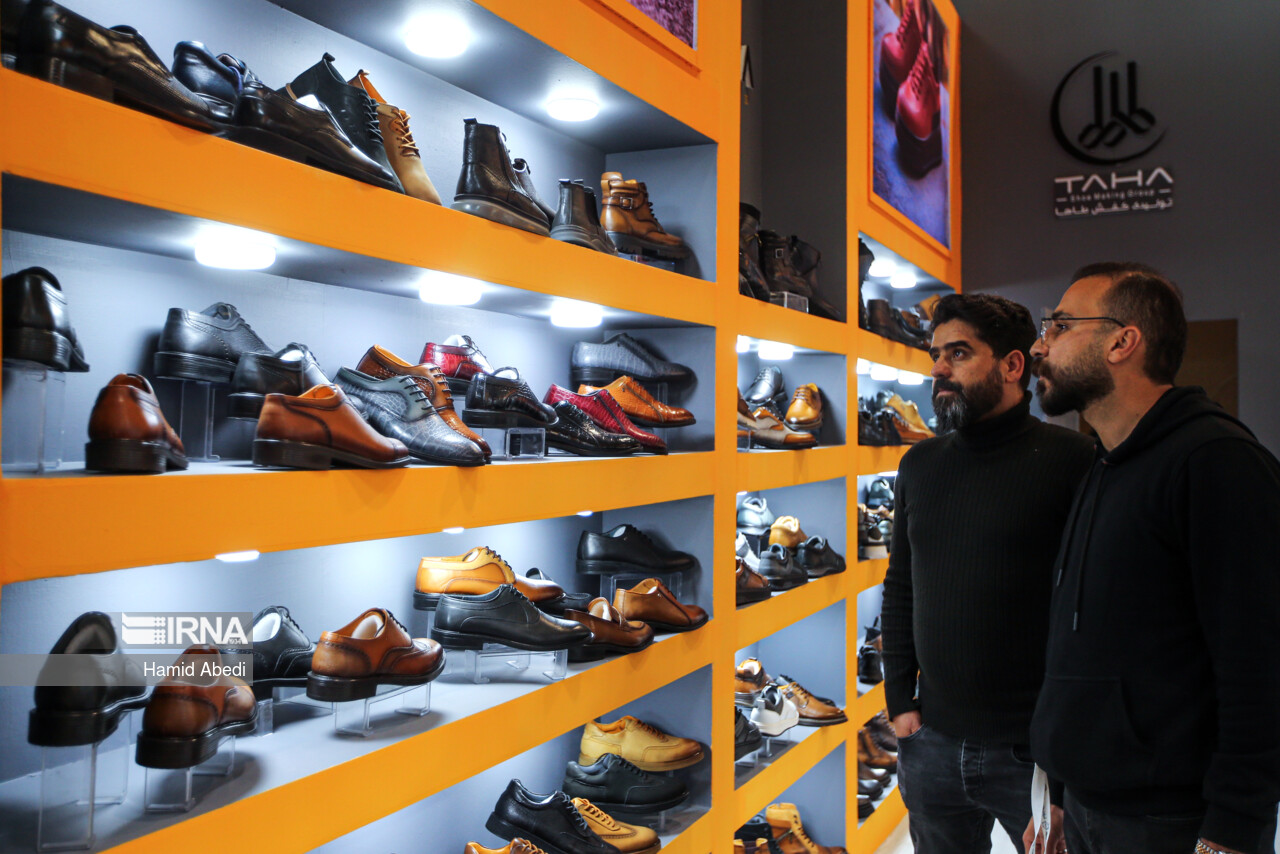 توانمندی صنعت قم برای تولید انواع کفش‌ در نمایشگاه اکسپو به نمایش درآمد