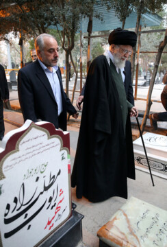 El Líder de la Revolución rinde homenaje al fundador de la República Islámica