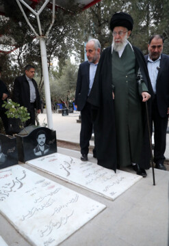 El Líder de la Revolución rinde homenaje al fundador de la República Islámica