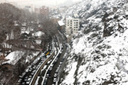 بارش برف در پایتخت/ عملیات شن و نمک پاشی معابر در حال انجام است