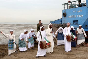 اجرای موسیقی بومی در حاشیه بازدید رئیس جمهور از مجتمع کشتی سازی و صنایع فراساحل ایران (ایزوایکو)