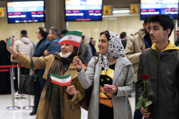 Iraníes conmemoran aniversario del regreso del imam Jomeini al país persa